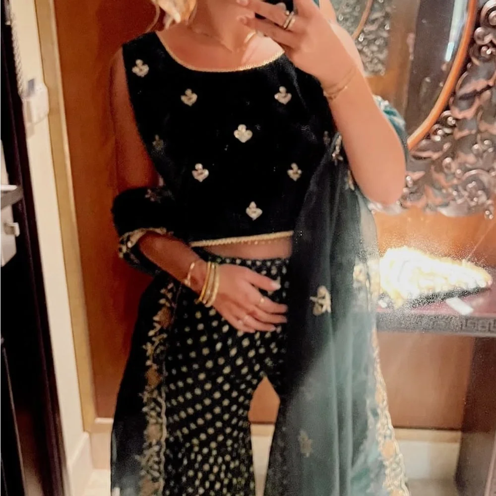 Chic Black and Gold Women's Saree Blouse Skirt Set - Picture 2 of 3